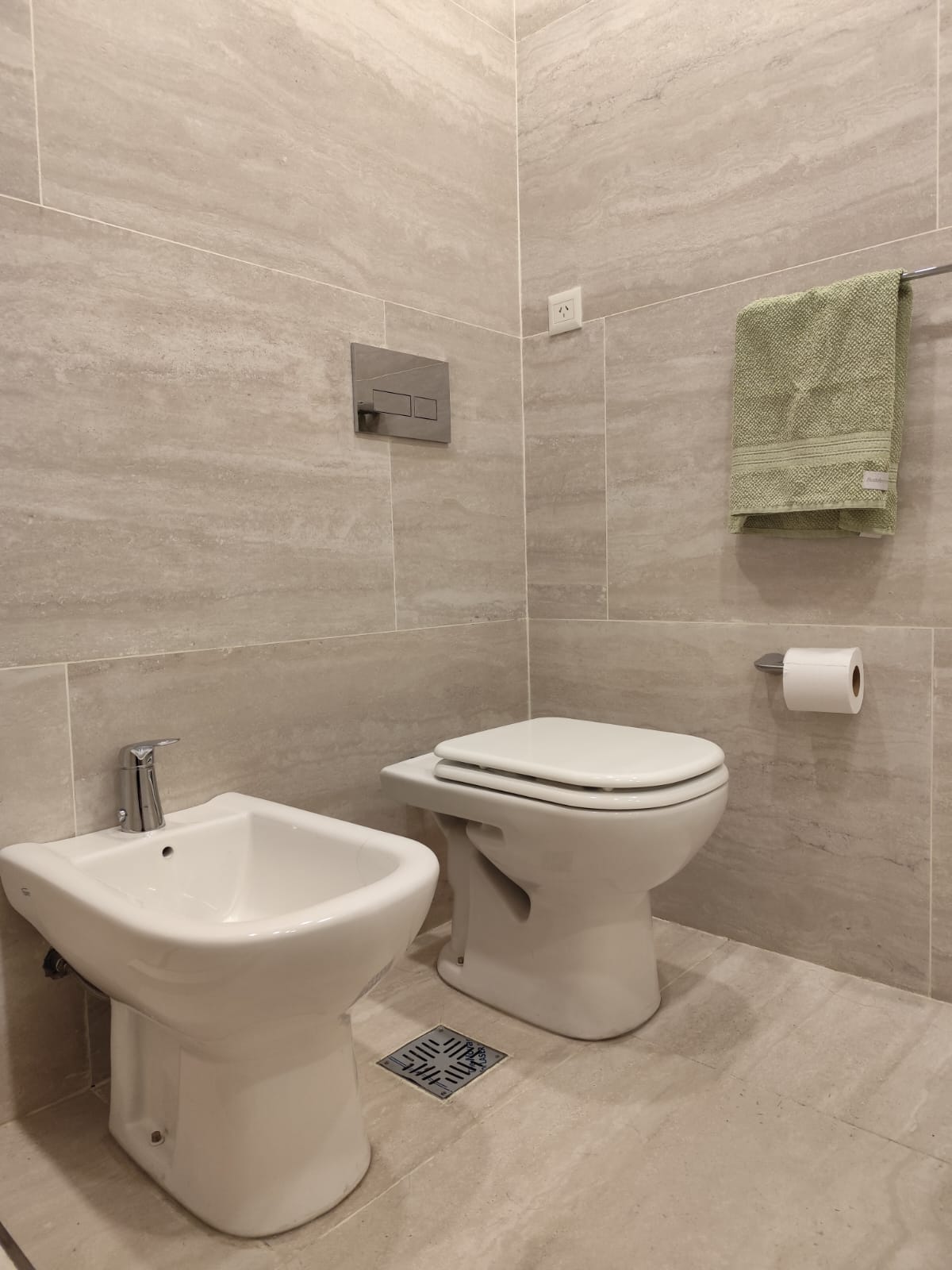 Cocina remodelada con mobiliario contemporáneo