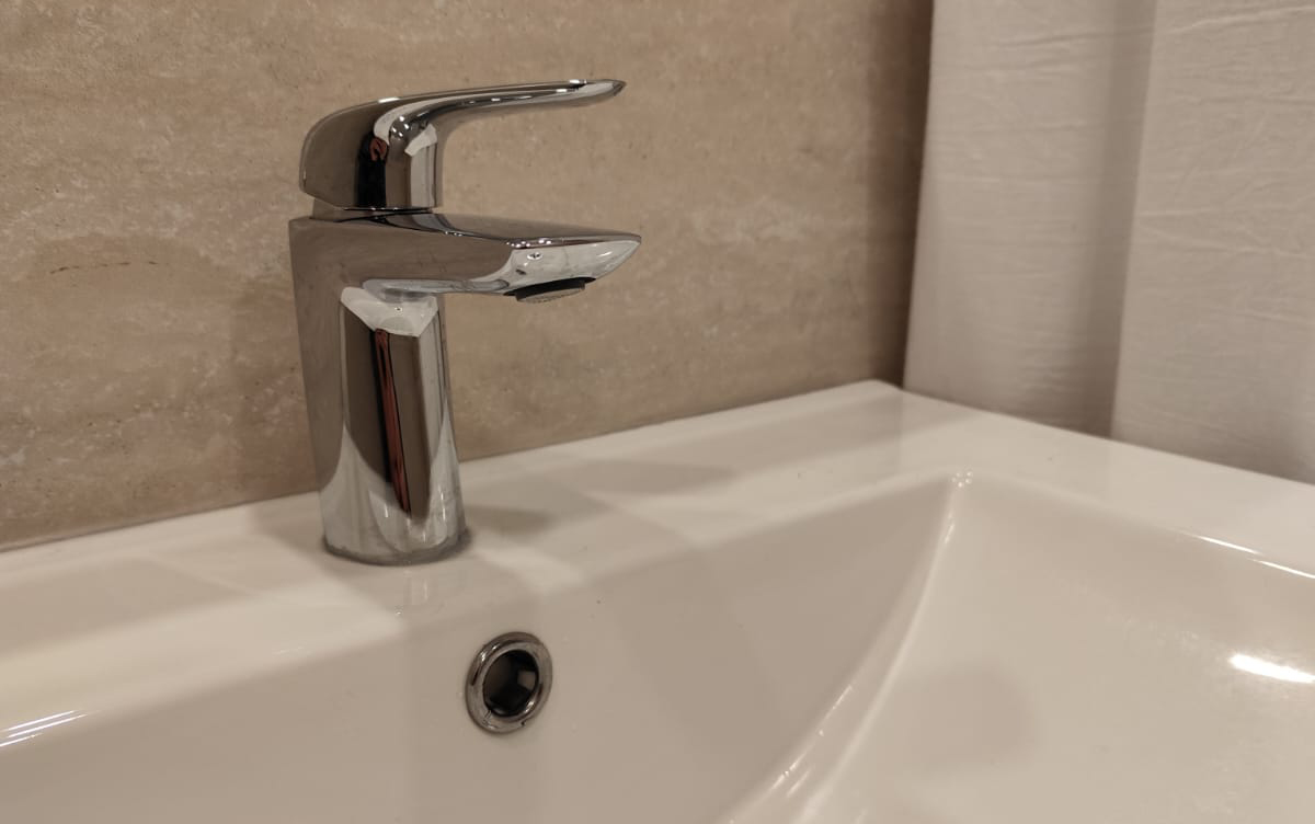 Baño remodelado con terminaciones claras